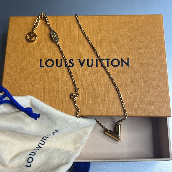 LV Essential V Necklace - Picture 6 of 6